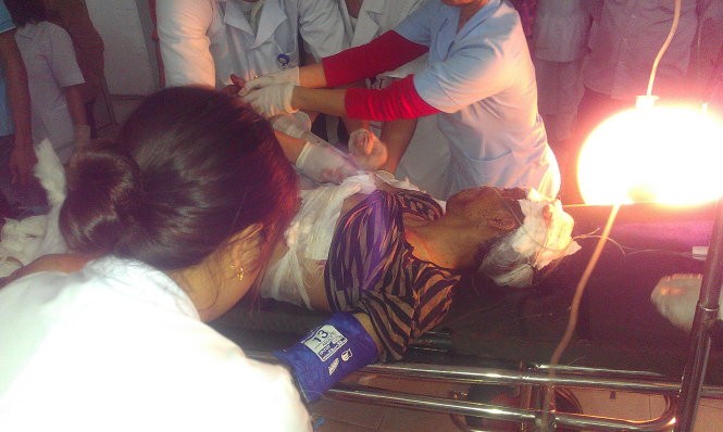 Các công nhân đang được cấp cứu tại bệnh viện