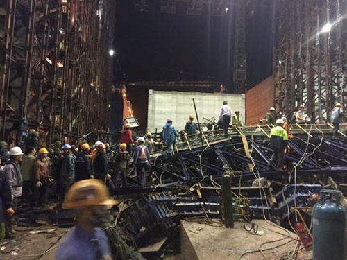 Khối sắt từ giàn giáo nặng cả nghìn tấn đổ rầm, kéo theo hàng chục công nhân đang thi công.