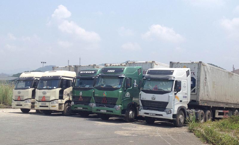 Xe container đỗ chật kin khu vực Cửa khẩu quốc tế Kim Thành.