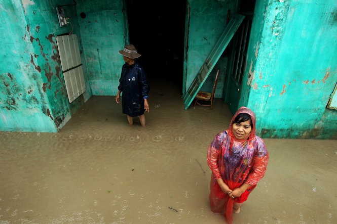 Gia đình chị Lý Thị Thảo bị thiệt hại nặng nhất tại phường Hà Khánh sau đợt lũ. Nước dâng lên hơn 2 mét tràn vào nhà và cuốn trôi nhiều đồ đạc trong gia đình chị.