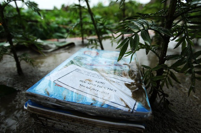 Một tập vở "học sinh tiên tiến" trôi dạt sau khi nước rút