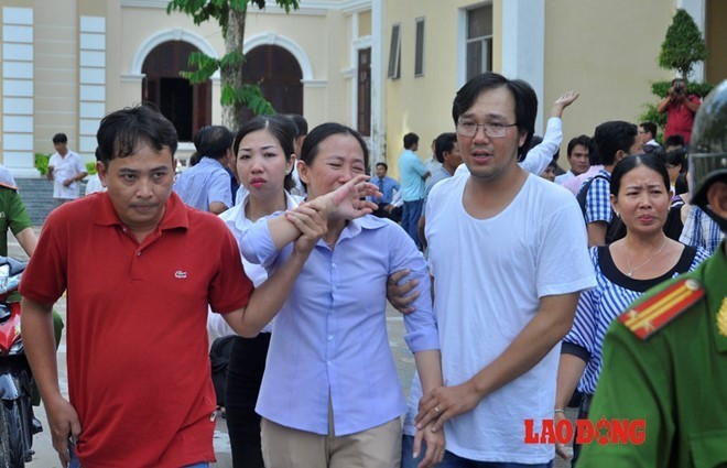 Bị cáo Trịnh Thị Hồng Phượng (nguyên Phó giám đốc) Cty Phương Nam khóc sau khi bị kết án, đã kháng cáo sau đó.
