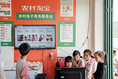 Máy tính kết nối màn hình lớn để khách hàng theo dõi các đơn hàng trực truyến