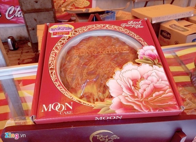 Phóng to Chia sẻ Cùng một chiếc bánh thập cẩm 4 trứng, nặng600 g của một thương hiệu nhưng mức giá và chính sách tại mỗi quầy lại khác nhau. Một quầy bánh trênđường LêĐại Hành treo khuyến mại mua 1 tặng 3 nhưng lại hét giá một chiếc bánh là 500.000 đồng. Trong khi đó, tại một quầy khác, giá bánh loại này chỉ 150.000 đồng một chiếc.