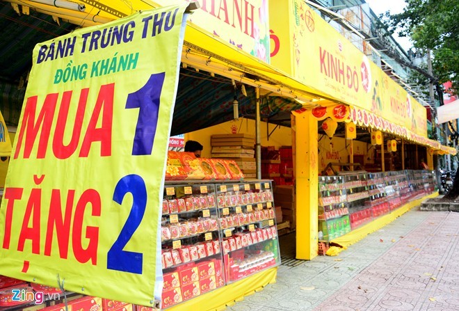 Còn 5 ngày nữa là đến Trung thu nên các quầy bán tranh thủ bung khuyến mại "khủng" để hút khách.