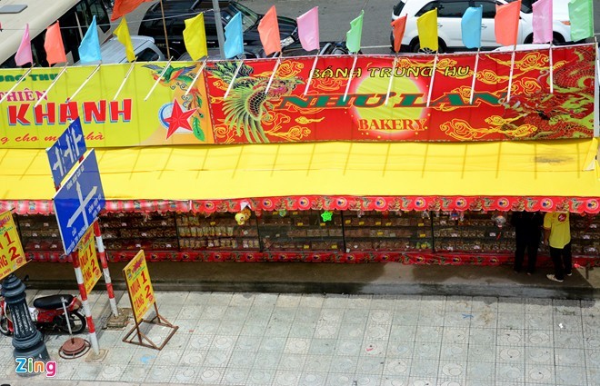 Nhiều quầy treo 3-5 bảng khuyến mại với nội dung hấp dẫn, mức giảm nhiều nhưng thỉnh thoảng mới có khách mua.