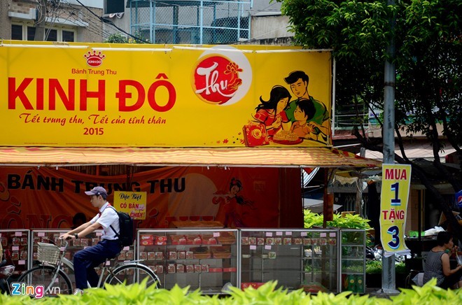 Một nhân viên cho biết, quầy mởcả gần 1 tháng nay nhưng mới bánđược một sốít. Lo ngại không bánđược hàng, chủ quầy không dám nhập thê, chỉ cố bán hết hàng để gỡ vốn.