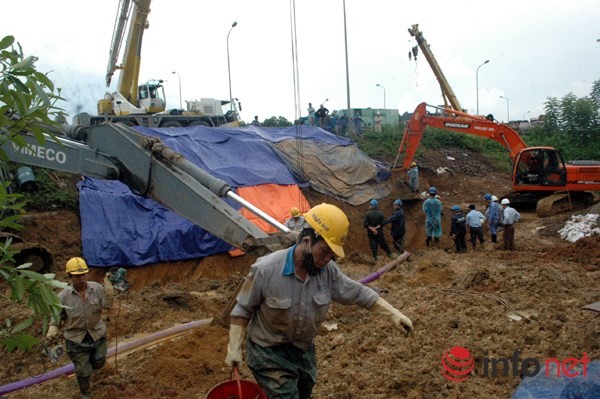 Các công nhân đang khẩn trương khắc phục sự cố...