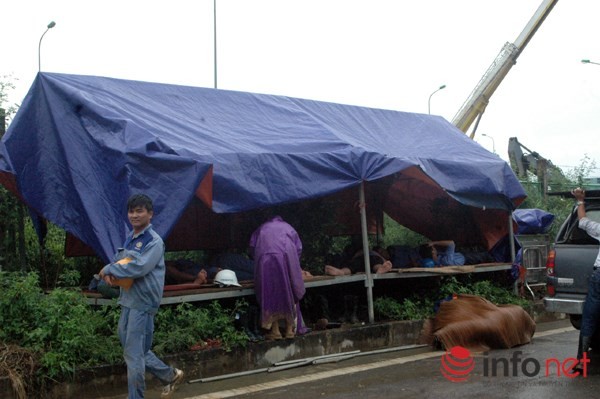 ... nhưng cũng có một số công nhân đang nghỉ trưa.