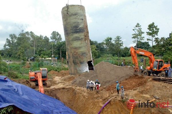 Các công nhân đơn vị thi công khẩn trương khắc phục sự cố vỡ đường ống dẫn nước sạch sông Đà về Hà Nội.