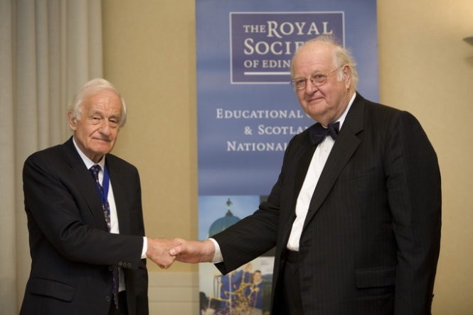 Giáo sư Angus Deaton (phải) vừa đoạt giải Nobel kinh tế 2015 - Ảnh: tumblr.com