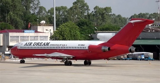 Chiếc máy bay Boeing bị bỏ
ở sân bay Nội Bài