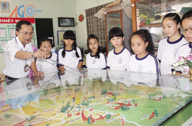 Khi ông Tập đọc thơ Bác Hồ trước Quốc hội, Bộ Giáo dục cải cách xóa môn Lịch sử