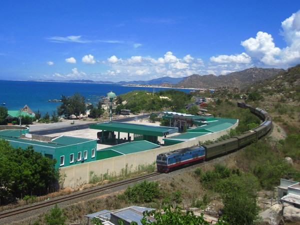 Đoạn đường sắt qua vùng biển Cà Ná, Ninh Thuận.