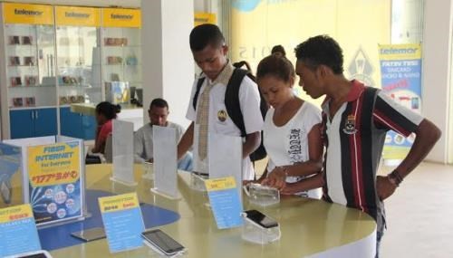 Khách hàng đang giao dịch tại một đại lý của Telemor tại Timor Leste. Ảnh: Trung Sơn/TTXVN