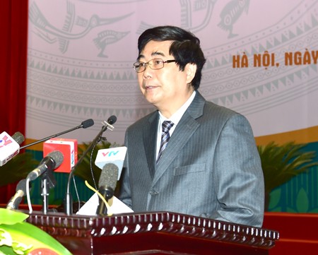 Bộ trưởng Bộ NN&PTNT Cao Đức Phát trình bày Báo cáo tổng kết 5 năm thực hiện Chương trình mục tiêu quốc gia xây dựng NTM giai đoạn 2010-2015 tại Hội nghị. Ảnh: VGP/Nhật Bắc.