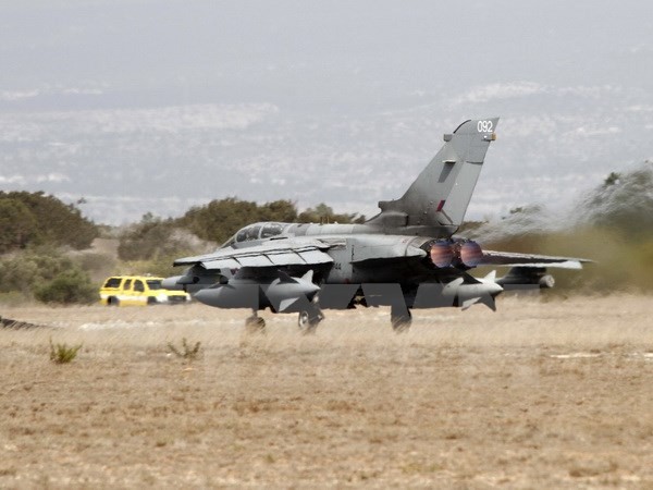 Máy bay Tornado GR4 cura Không lực Hoàng gia Anh cất cánh từ căn cứ không quân Akrotiri RAF ở ngoại ô thành phố Limassol, Cyprus. (Nguồn: AFP/TTXVN)