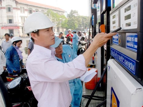 Giá xăng dầu điều chỉnh theo ngày, người dân có hưởng lợi?