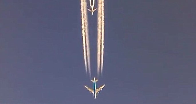 Clip hiếm gặp, ba máy bay Boeing đua tốc độ... trên trời ảnh 1