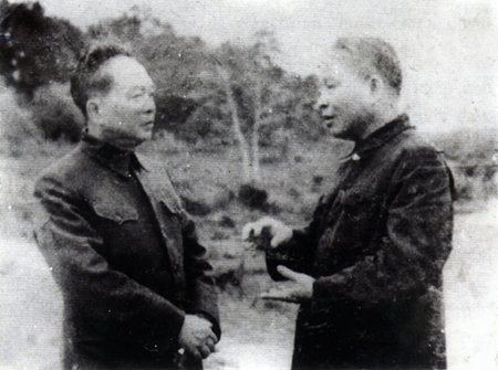 Bộ trưởng Quốc phòng Võ Nguyên Giáp trao đổi với Bộ trưởng Công an Trần Quốc Hoàn trước khi về tiếp quản Thủ đô năm 1954 Bộ trưởng Quốc phòng Võ Nguyên Giáp trao đổi với Bộ trưởng Công an Trần Quốc Hoàn trước khi về tiếp quản Thủ đô năm 1954