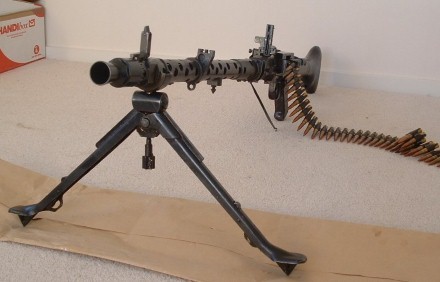 Ở vai trò súng máy hạng nhẹ, nó đã được sử dụng với chân đế và nặng chỉ 12,1 kg (26,7 lb). Trong vai trò súng máy hạng trung, nó có thể được gắn trên một trong 2 giá đỡ ba chân, một nhỏ hơn trọng lượng 6,75 kg (14,88,1 lb), lớn hơn 23,6 kg (52,0 lb).