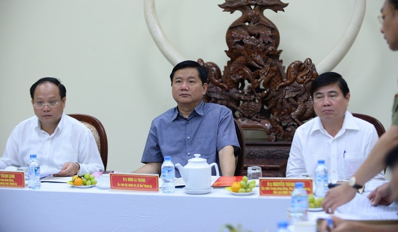 Ông Đinh La Thăng, Bí thư; ông Tất Thành Cang, phó bí thư thường trực TP HCM; ông Nguyễn Thành Phong, chủ tịch UBND TP HCM, làm việc với Đảng ủy CA TP HCM chiều 17/2. Ảnh: Thanh Nam.