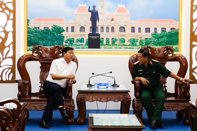 Ông Đinh La Thăng trao đổi với Thiếu tướng Trương Văn Hai, Tư lệnh Bộ Tư lệnh TP HCM. Ảnh: Hải An. Ông Đinh La Thăng trao đổi với Thiếu tướng Trương Văn Hai, Tư lệnh Bộ Tư lệnh TP HCM. Ảnh: Hải An.