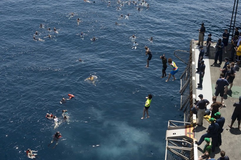 Một góc khác về hoạt động bơi lội của các thủy thủ trên tàu sân bay USS Dwight D. Eisenhower. Một góc khác về hoạt động bơi lội của các thủy thủ trên tàu sân bay USS Dwight D. Eisenhower.