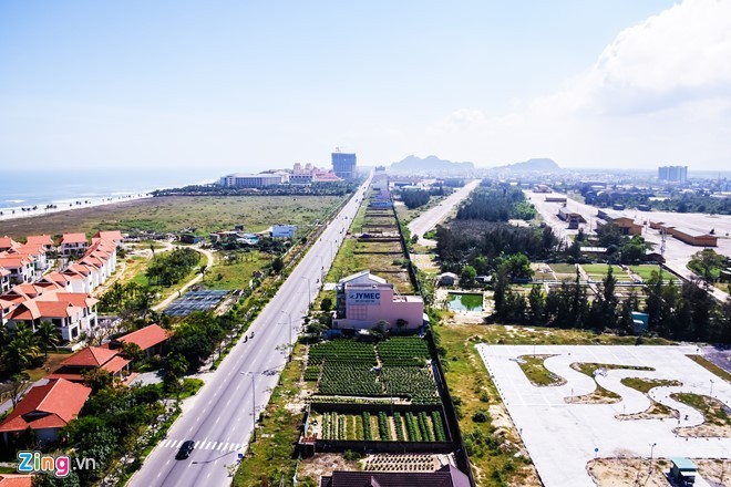 Biệt thự ven sân bay Nước Mặn nhìn từ trên cao. Ảnh: Đoàn Nguyên.
