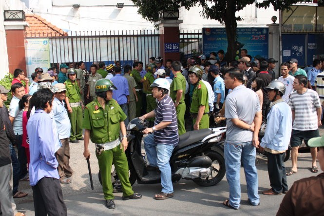 Công an quận phải can thiệp. Ảnh: Minh Giảng