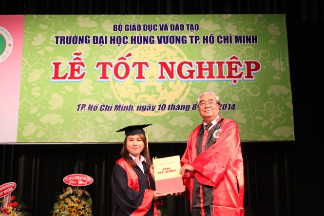 Sau nhiều năm chờ đợi, năm 2014, hơn 1.000 sinh viên Trường ĐH Hùng Vương TP.HCM đã được cấp bằng tốt nghiệp. Ảnh: Minh Giảng