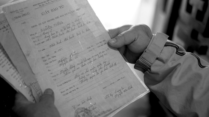 Hỏng một bên mắt, vỡ nát xương gò má và những vết thương ở chân tay do đạn lạc chỉ là những vết thương thể xác có thể chữa lành. Nhưng những ký ức về trận hải chiến đảo Gạc Ma, thời gian bị giam cầm đằng đẵng, không biết ngày về là hồi ức mà anh Thống không bao giờ quên được. Trong ảnh, anh Thống cầm giấy báo tử của chính mình.