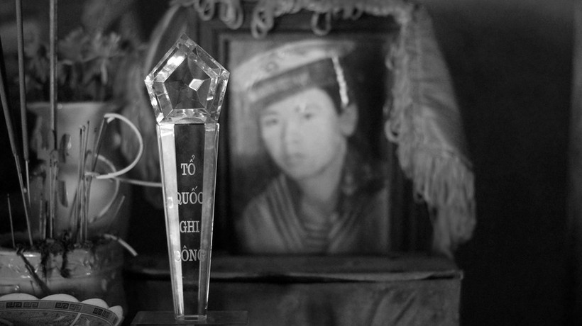 Trong số những chiến dũ hải quân anh hùng ấy có liệt sĩ Trần Văn Quyết, sinh năm 1967, thôn Xuân Thủy, xã Quảng Thủy, huyện Quảng Trạch, nay là thị xã Ba Đồn, tỉnh Quảng Bình. Năm 2009, hài cốt liệt sĩ Quyết được đưa về chôn cất tại nghĩa trang liệt sĩ xã Quảng Thủy.