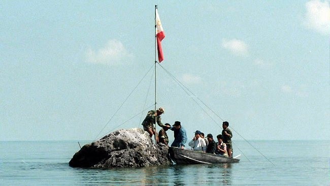 Ngư dân Philippines cắm cờ trên bãi cạn Scarborough. Ảnh: news.com.au