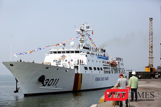 Sáng 3/5, tàu huấn luyện BADARO, hô hiệu 3011HAM cùng 170 sỹ quan, thủy thủ thuộc lực lượng Bảo vệ bờ biển Hàn Quốc đã cập cảng Tiên Sa, chính thức thăm Đà Nẵng trong 4 ngày.