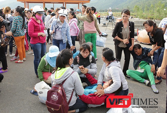 Không kìm được cảm xúc, những người đàn bà chai sần đã ngất lịm