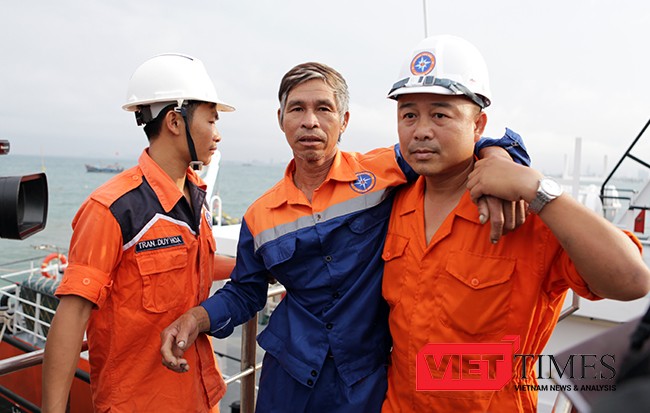 Cả những ngư dân dày dạn biển khơi cũng không khỏi thất thần sau chuyến biển định mệnh.