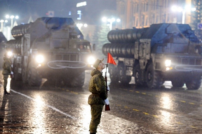 Tên lửa phòng không S-300 của Nga cũng tham gia diễu binh mừng 71 năm Chiến thắng Phát xít.