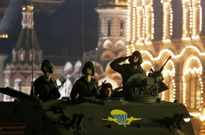 Binh sĩ thực hiện nghi lễ chào khi phương tiện của họ diễu qua Quảng trường Đỏ trong buổi diễn tập. Riêng tại Quảng trường Đỏ, lễ diễu binh gồm 10.000 quân nhân, 170 phương tiện quân sự cùng 70 chiến đấu cơ và trực thăng.