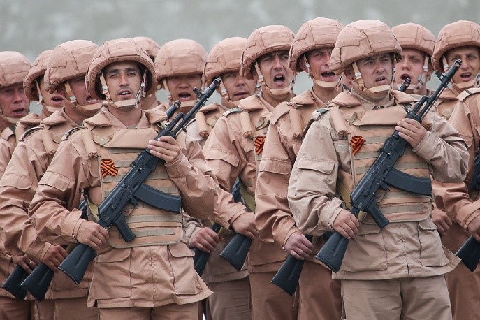 Tại căn cứ không quân Hmeimim của Nga ở Syria, các binh sĩ cũng tập diễu binh mừng Ngày Chiến thắng. Theo thống kê của TASS, khoảng 40.000 quân nhân, 800 phương tiện sẽ tham dự các lễ diễu binh ở 26 thành phố của Nga.