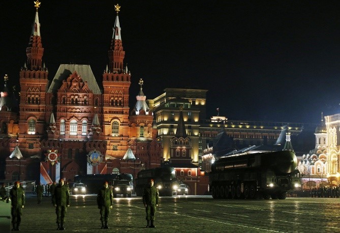 Phương tiện chuyên chở tên lửa đạn đạo liên lục địa Yars xuất hiện trong buổi diễn tập.