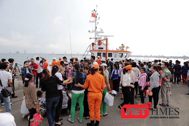 Sau nhiều giờ nỗ lực, 34 ngư dân trên tàu QNa 95959 TS được tàu cứu hộ SAR 412 đưa về bờ an toàn