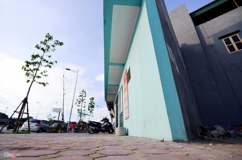 Ngôi nhà hình tam giác, phía trên được xây đua ra vỉa hè. Trao đổi vớiZing.vn, ông Vũ Hà, Giám đốc Ban Quản lý dự án đầu tư và phát triển giao thông đô thị (đại diện chủ đầu tư) cho biết, phía Sở Quy hoạch Kiến trúc Hà Nội đã họp bàn nhiều lần vấn đề này và đang tìm cách giải quyết.