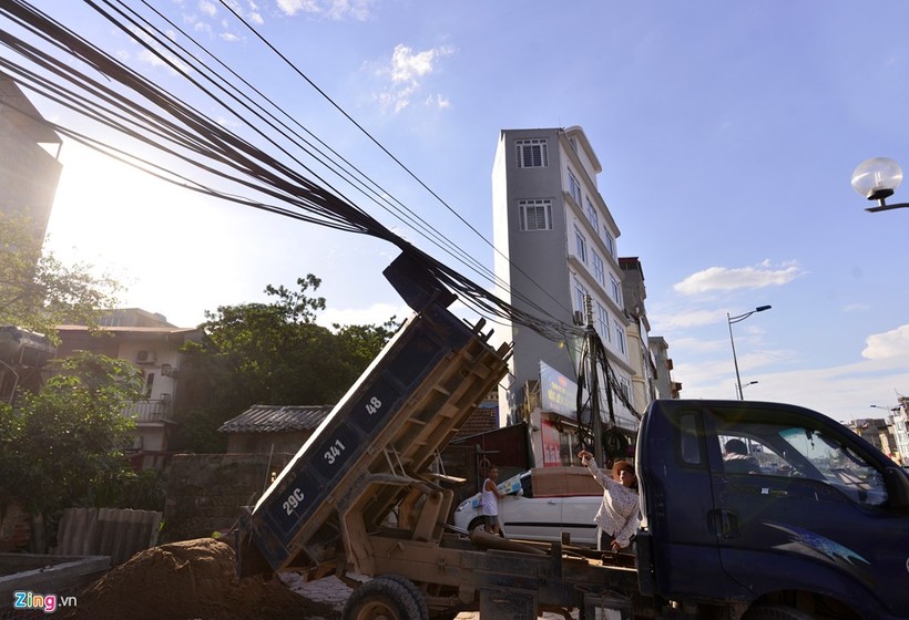 Tại đoạn đường gần với cầu vượt đường Bưởi, một ngôi nhà mỏng như bức tường được xây dựng và đang kinh doanh hàng ăn.