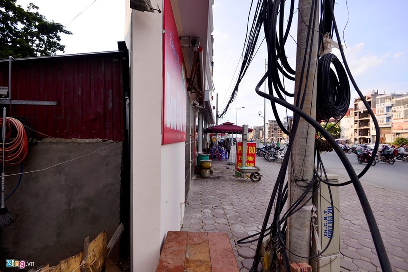 "Ngôi nhà" mỏng đến khó tin với chiều sâu chỉ 60-80 cm và chiều dọc không đủ cho một người nằm.