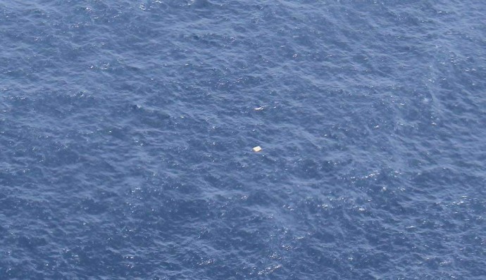 Trước đó, tuần thám Casa 212 và Thủy phi cơ DHC-6 phát hiện một vật nghi là phao nên quay lại tìm kiếm