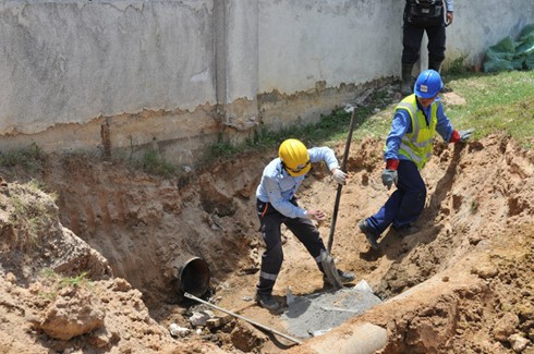 Các công nhân Formosa thực hiện việc cắt bỏ đường ống và bịt kín phần cắt