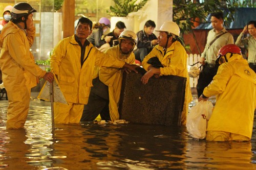 Trung tâm chống ngập đã huy động nhân lực cùng máy bơm túc trực ở các khu vực có khả năng ngập sâu để giải phóng nước cho người dân lưu thông. Cơn mưa chiều nay được coi là lớn nhất từ đầu năm, diện rộng từ đầu mùa, gây ngập hơn 30 điểm. Lượng mưa đo được tại trạm Phước Long (quận 9) là 103 mm, Quang Trung (Gò Vấp) 123 mm, Lý Thường Kiệt (Tân Bình) 135 mm, Thanh Đa (Bình Thạnh) 133 mm...