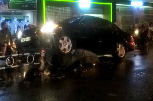 Ôtô 4 chỗ đã lao lên dải phân cách trên đường Bùi Thị Xuân, hướng từ Cống Quỳnh về về Cách Mạng Tháng Tám (quận 3). "Do mưa quá lớn nên tôi đã bị khuất tầm nhìn", tài xế này cho biết.