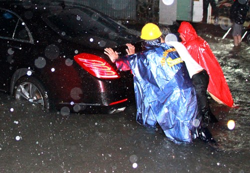 Nước ngập đến nửa mét, ôtô, xe hai bánh chết máy la liệt. Là nơi có địa hình cao trong thành phố, ít khi ngập nhưng một số tuyến đường ở quận 3, đường Trần Hưng Đạo, Nam Kỳ Khởi Nghĩa (quận 1) ngập gần nửa bánh xe. Tuyến đường Lê Thánh Tôn bị tê liệt. Người và phương tiện chôn chặt trên đường dưới cơn mưa nặng hạt.